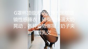  三个女人一台戏，全程露脸带好姐妹一起下海直播诱惑狼友，互动撩骚听指挥，揉奶玩逼看特写