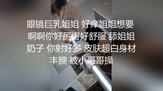    两个奶子露在外面，假屌猛插扣穴大量喷水，完美大肥臀后入爆插，地上道具骑坐，喷泉一样喷射