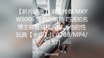 颜值不错的丝袜露脸人妻跟小哥在家激情啪啪，让小哥舔逼69口交大鸡巴，从床上草到浴室，揉奶玩逼淫声荡语