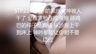 草的正爽接电话不敢叫床小声娇喘，差点被闺蜜发现