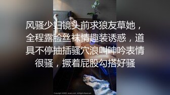  眼镜骚熟女3P大战，两根屌轮流吃，骑乘边操边插嘴，后入猛怼小骚货，骑脸舔骚B，太骚了