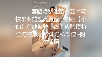    大屌哥约操两外围妹子激情双飞，牛仔裤大耳环御姐，换算网袜黑丝一起服务，翘起大肥臀舔弄