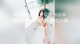  成熟的大屁股骚女人，丝袜高跟露脸诱惑狼友，揉奶玩逼自慰呻吟被大哥草