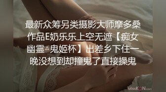 躺在床上假装玩手机偷拍苗条身材女炮友洗完澡照镜子化妆用电吹风吹逼逼