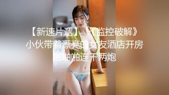 白嫩小少女对着镜头自摸自己的一对馒头