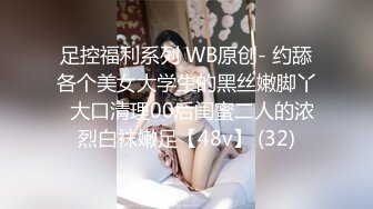   三通美嫩模姐妹花一起伺候大哥，轮流交大鸡巴甜甜，还让好妹妹给舔逼