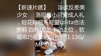 偷窥漂亮表姐在房间看小电影