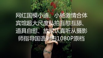 商场女厕全景偷拍牛仔短裙靓妹低着头深沉的玩手机蜜穴失守