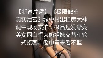 美臀少妇配上开档黑丝、丁字裤绝对诱惑人