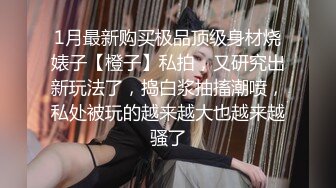 洗浴单间内用鸡巴调戏的技师美女有对白