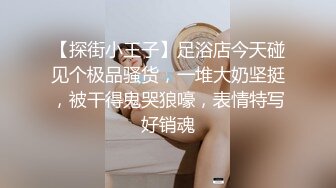   JK装极品萝莉顶级肥臀开档黑丝，反差清纯又很骚，特写大屁股套弄，操的直浪叫