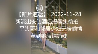 肥臀丝袜太太吃着大肚老板肉棒，一边给老公微信