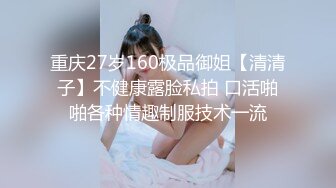 长裙美女尿完后一直臭美照镜子