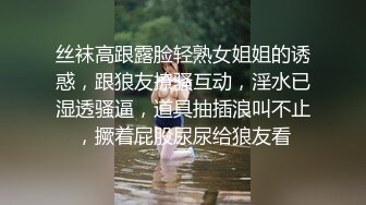 科技园女厕穿黑套装内衣甜美靓妞,微黑发涩的红嫩穴喷成一条直线