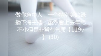 前女友骚B，分手了过来拿她的衣服，一个按耐不住把她摁下，无套后入又把她给操了！