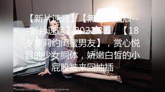 两个芭蕾舞演员在舞房练舞做爱,门外还有人观看