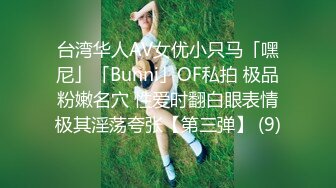 上面在玩吃鸡下面美女吃JB ，极品美女趴在桌子下口交 ，吸吮大屌用脚磨蹭小穴 ，顶级蜜桃臀 ，骑乘抽插1080P高清