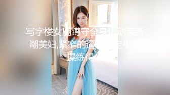 黑丝熟女人妻 撅着大白屁屁 被无套爆菊花 操的骚逼大开大合非常享受 内射