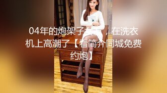 清纯乖巧邻家妹妹新买的学生制服，穿上给大家看，撩起里面穿着连体内裤，掰开粉穴特写，手指扣入表情很享受