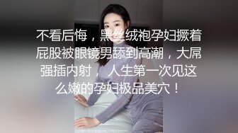 躲在气窗偷拍美女洗澡一个不留神差点被发现