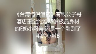 三个嫩妹妹随便操，小舌头舔大屌，无毛小穴骑乘位，屌太大慢慢没入，主动自己动，嫩穴很舒服