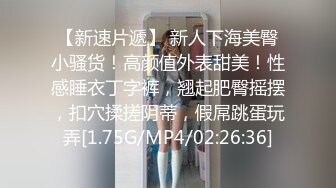 冒充星探的猥琐摄影师哄骗年轻漂亮商务嫩模美女酒店拍摄时看见极品特色一线天嫩逼威逼利诱把她潜规则了