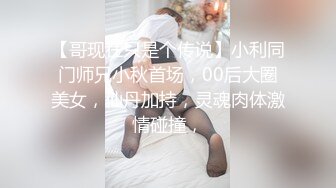  小骚逼露脸洗干净了伺候小哥哥诱惑狼友，舔鸡巴的样子好骚吸蛋蛋