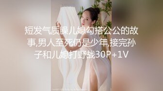 白皙皮肤的高挑美女房间里有一面大大的镜子，抱着极品翘臀大鸡巴