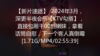 在火车卧铺中铺上玩刺激，奶头露露玩硬了，，下铺的大叔一直唠唠个不停，殊不知骚货正在揉淫穴！