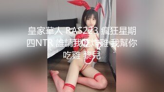 《极品CP魔手外购》色胆包天坑神潜入某公司女厕独占坑位隔板缝中现场实拍超多美女小姐姐方便，脸逼同步前后拍太顶了 (1)