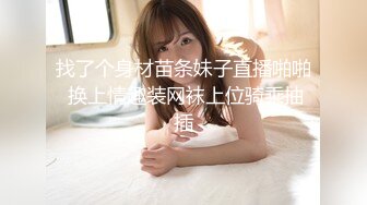 镜子前欣赏老婆