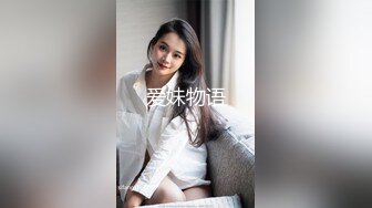 抠逼时弄疼了后面不是很配合了,男的抱着小翘臀狠狠抽