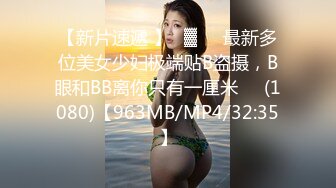 小美女爱诱惑超清纯嫩妹居家全裸秀，翘起圆润屁股扭动，揉捏奶子伸舌头娇喘呻吟，摆弄姿势揉穴非常诱人