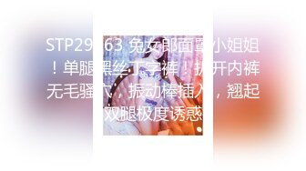 办公楼女厕全景偷拍两位美女同事的肥美大黑鲍