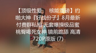 商城跟随偷窥漂亮小少妇 蓝色小内内紧紧卡着屁沟 看着好骚气